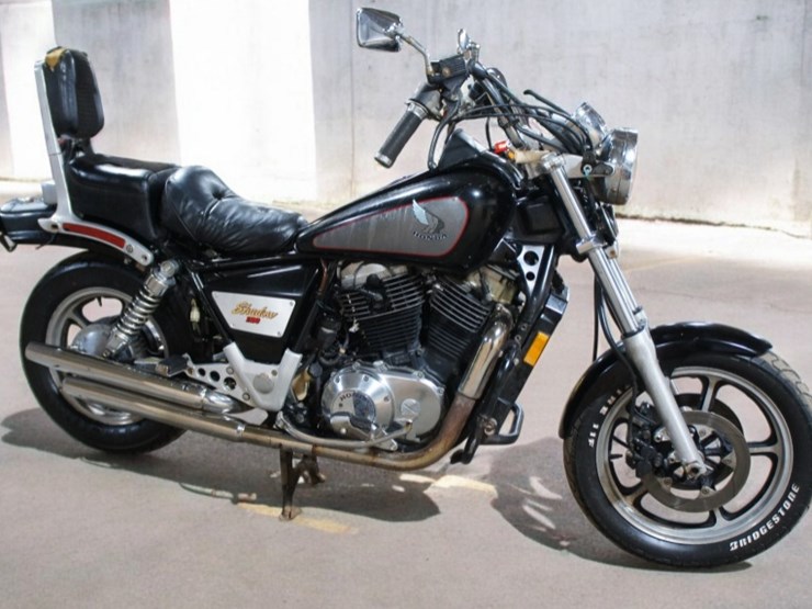 1986-honda-shadow-vt1100-motorcycle-image-1