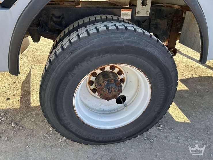 2013-freightliner-m2-bucket-truck-image-43