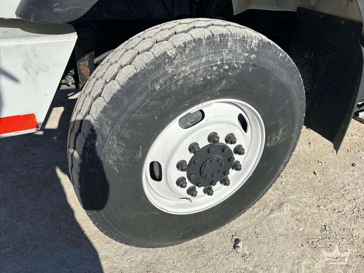 2006-international-bucket-truck-image-48