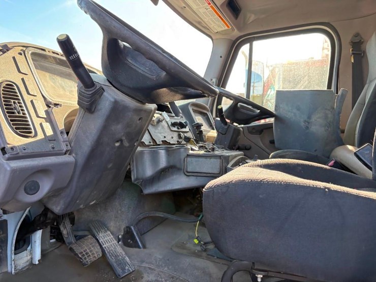 2008-freightliner-m2-106-image-9