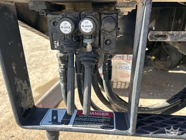 2006-international-bucket-truck-image-26