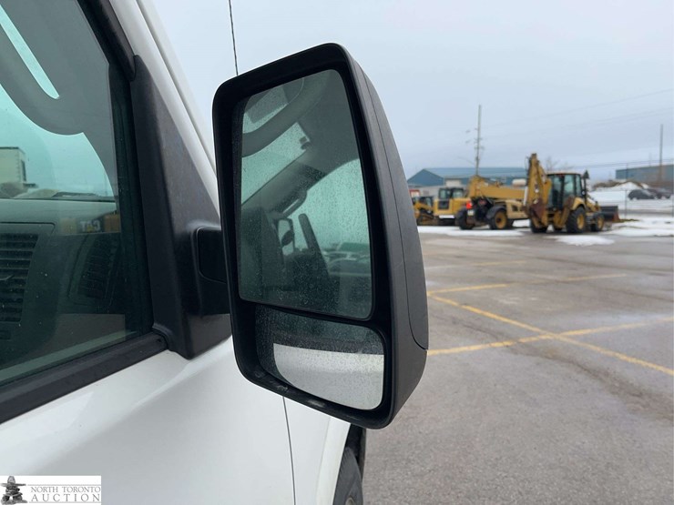 2012-nissan-nv2500hd-image-32