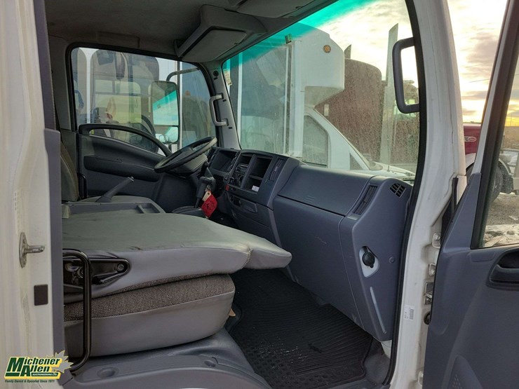 2017-isuzu-npr-image-12