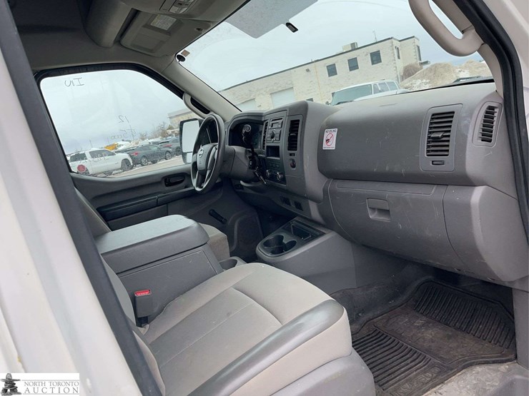 2012-nissan-nv2500hd-image-27