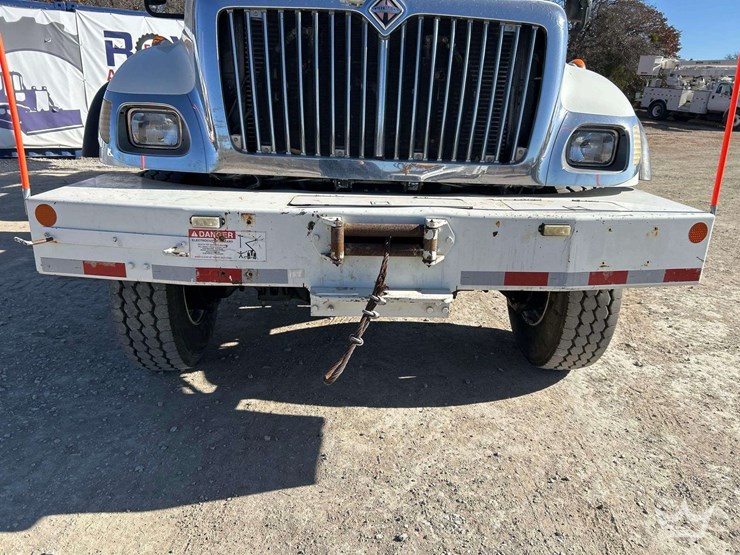 2006-international-bucket-truck-image-46