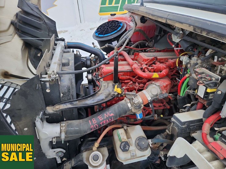 2016-freightliner-m2-106-image-26