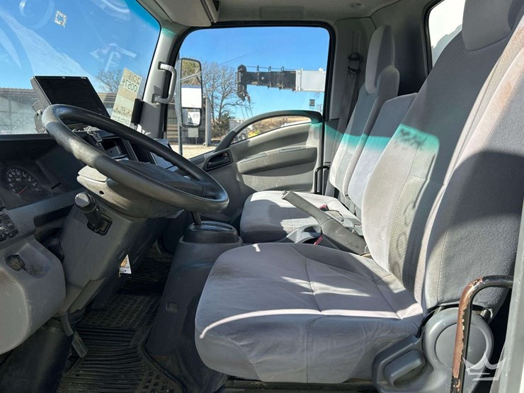 2016-isuzu-box-truck-image-12