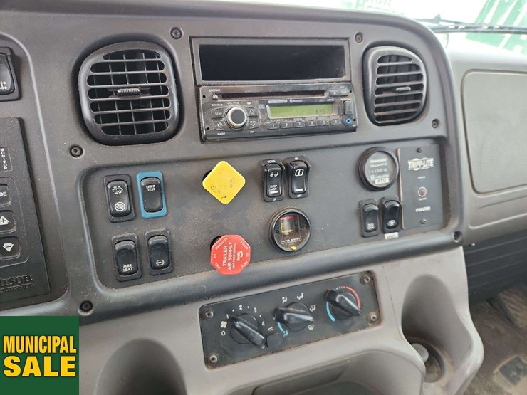 2016-freightliner-m2-106-image-20