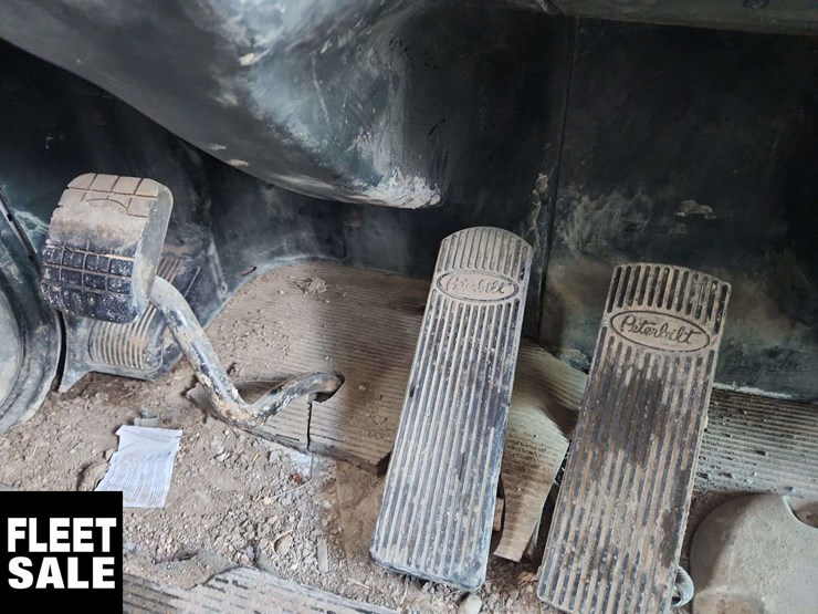 2011-peterbilt-348-image-25