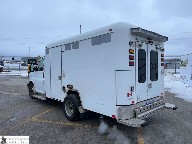 2017-chevrolet-express-g3500-image-2