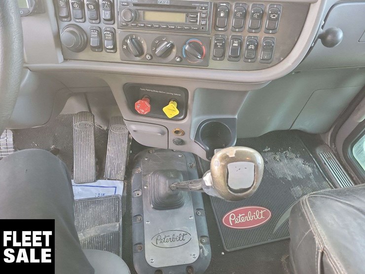 2016-peterbilt-389-image-21