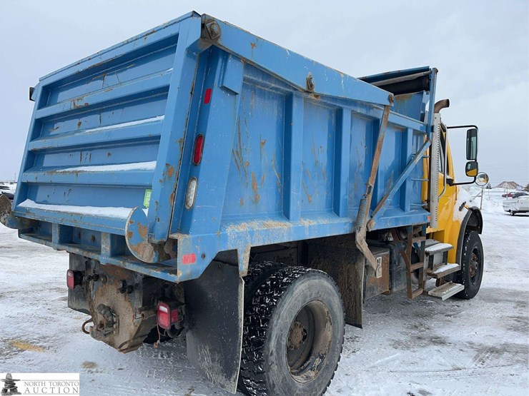 2016-freightliner-m2-106-image-3