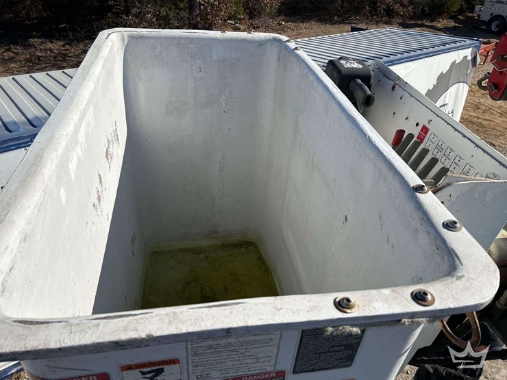 2006-international-bucket-truck-image-42