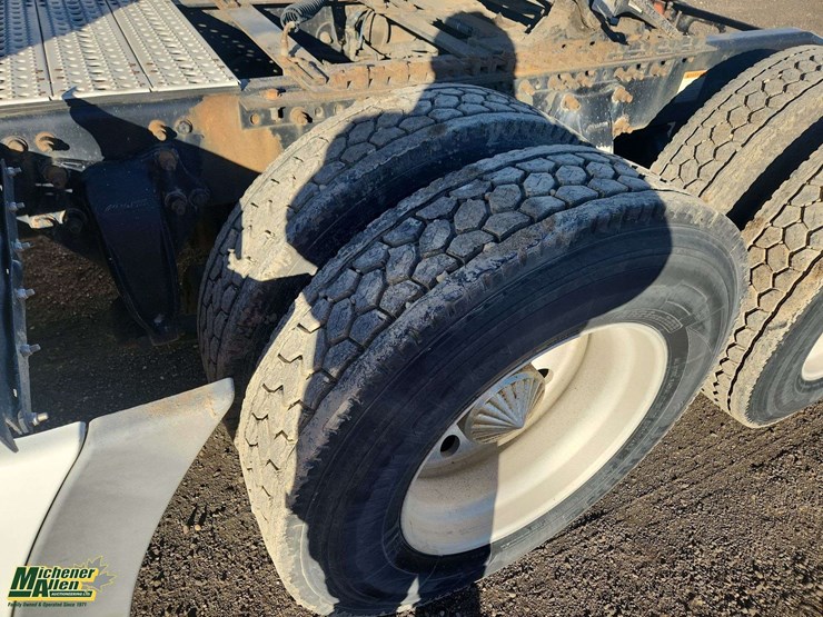 2009-freightliner-cascadia-t/a-sleeper-tractor-image-11