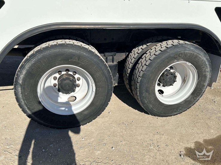 2006-international-bucket-truck-image-49