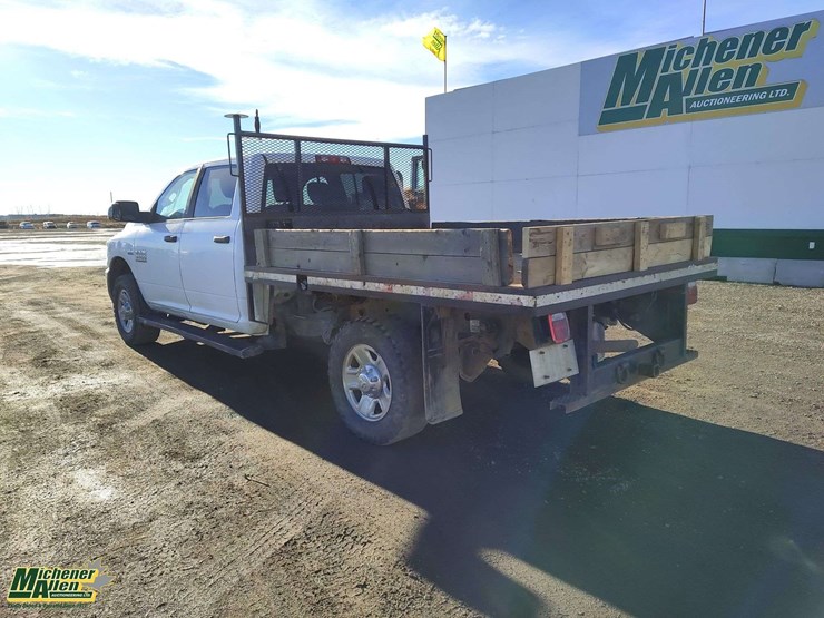 2015-dodge-3500-image-3