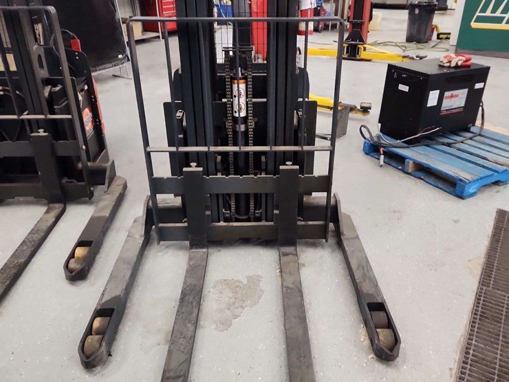 linde-electric-forklift-and-charger-non-operable-linde-wes40-02-4000-lbs-lbs-forklift-image-3