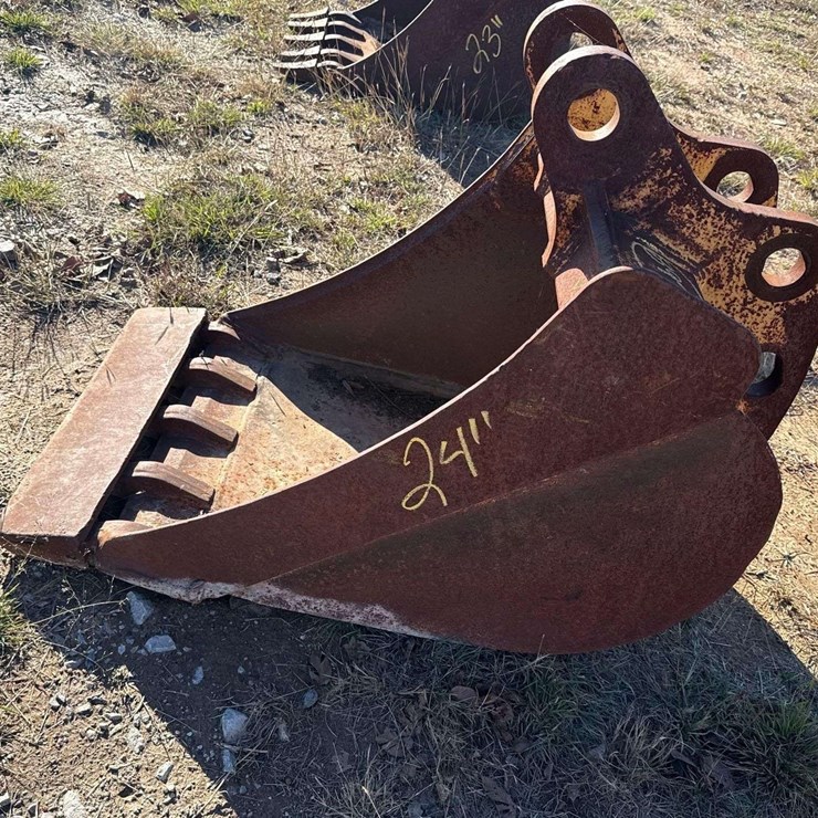 John Deere 24in Digging Tooth Bucket Excavator Attachment