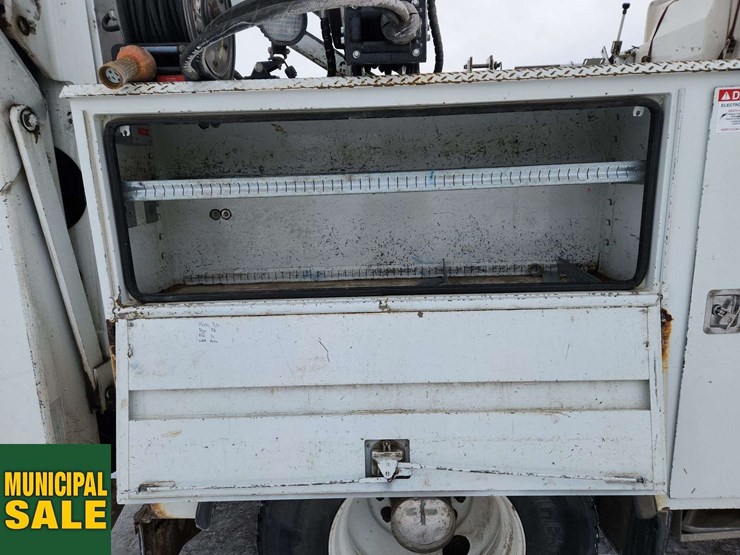 2016-freightliner-m2-106-image-32