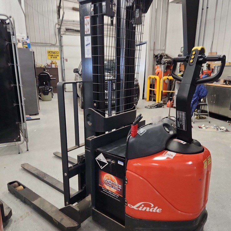 Linde Electric Forklift With Charger Non-Operable Linde EWS40 4000 Lbs LBS Forklift