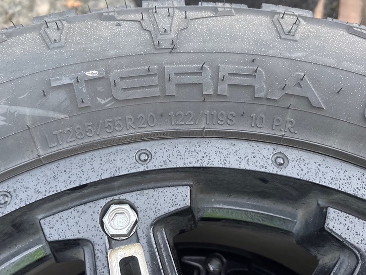 #6512-•-e1.-(4)-nitto-lt285/55r20-tires-on-rims-image-3