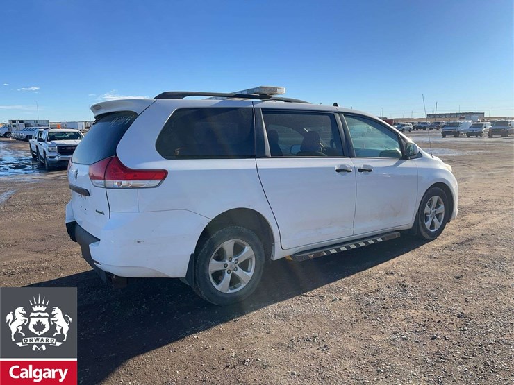 2013-toyota-sienna-image-5