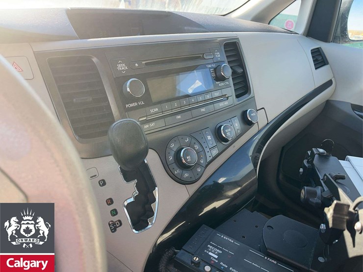 2013-toyota-sienna-image-15