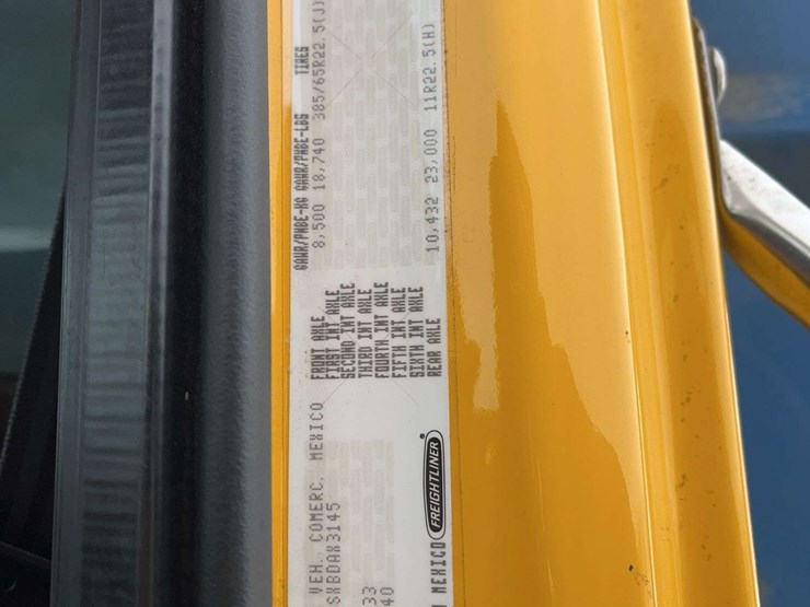 2011-freightliner-m2-106-image-13