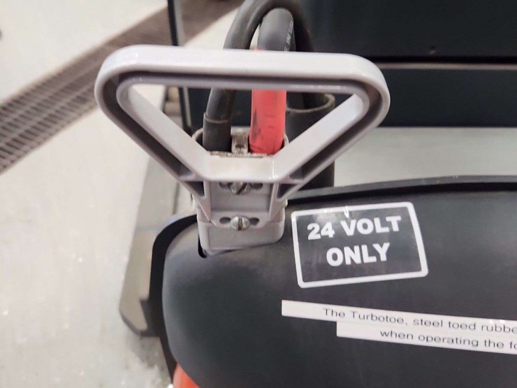 linde-electric-forklift-and-charger-non-operable-linde-wes40-02-4000-lbs-lbs-forklift-image-10