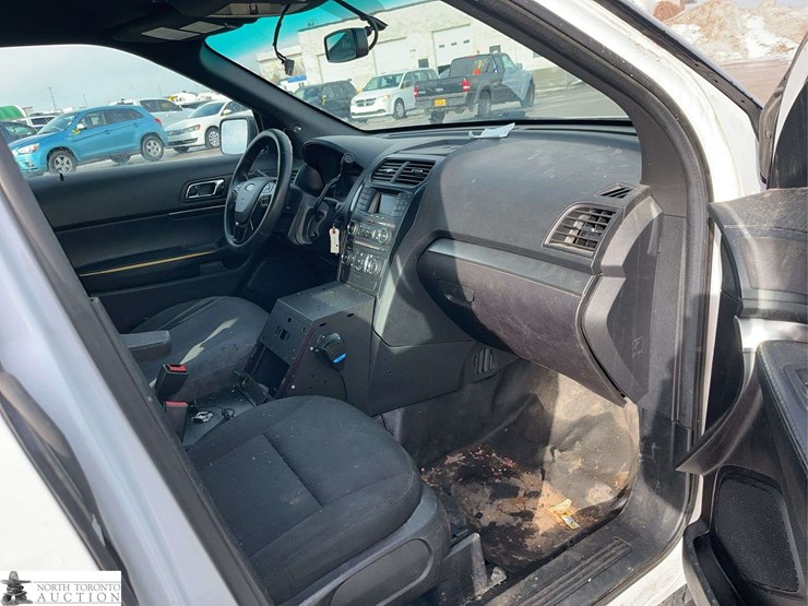 2017-ford-explorer-image-32