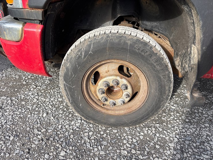 #1113-•-2004-gmc-sierra-pickup-truck-image-24