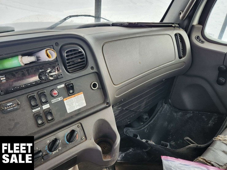 2020-freightliner-m2-106-image-20