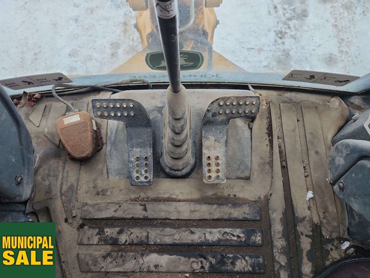 2011-deere-410j-image-22