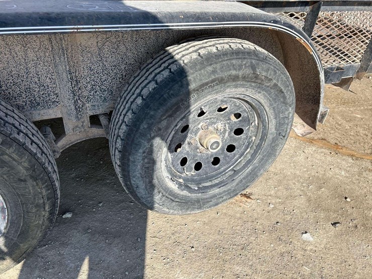 2014-top-hat-trailer-image-16