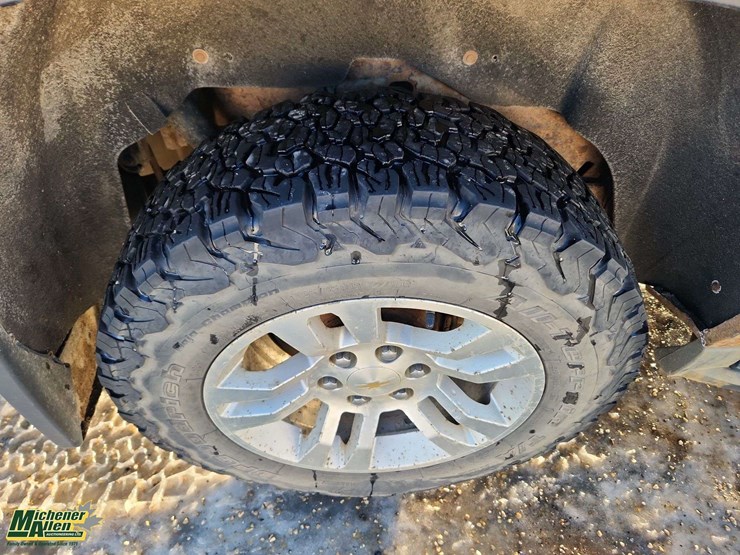 2015-chevrolet-suburban-image-12