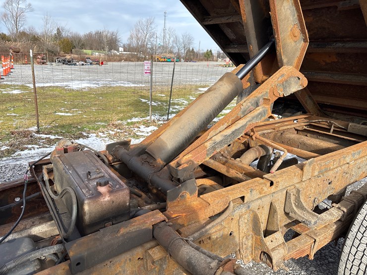 #1113-•-2004-gmc-sierra-pickup-truck-image-29