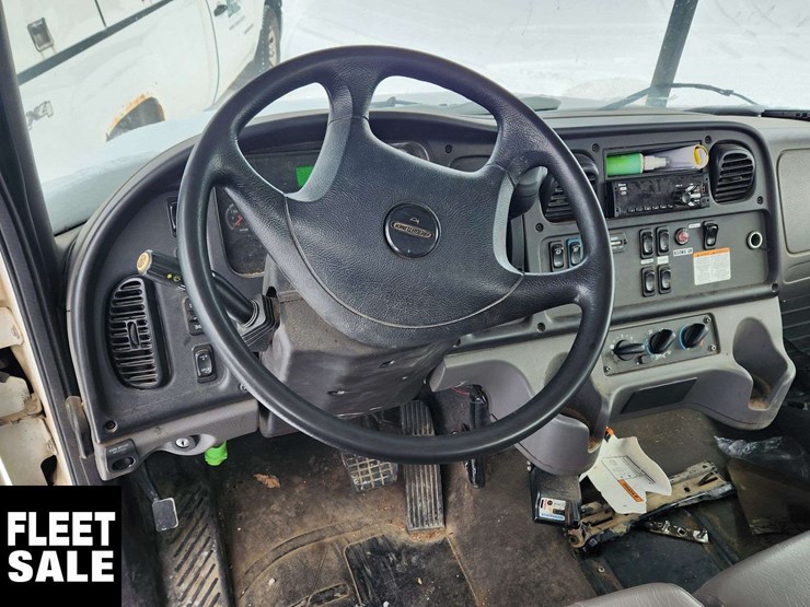 2020-freightliner-m2-106-image-18