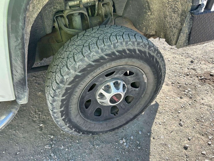 2015-gmc-3500-image-26