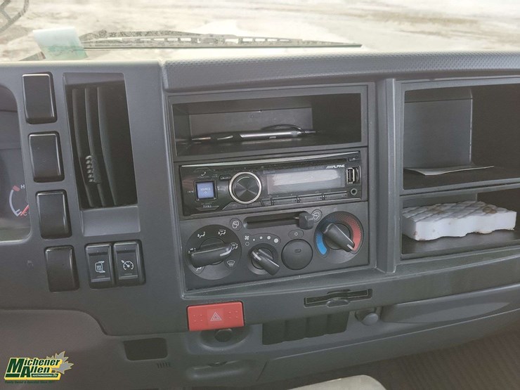 2017-isuzu-npr-image-14