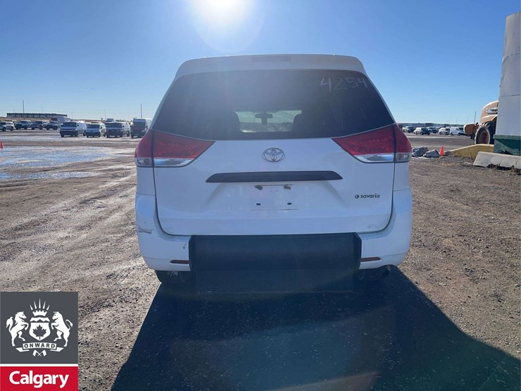 2013-toyota-sienna-image-4