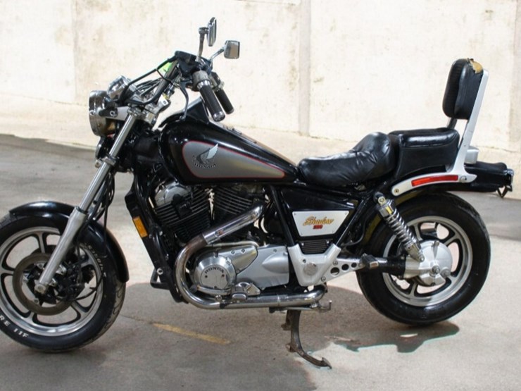 1986-honda-shadow-vt1100-motorcycle-image-4