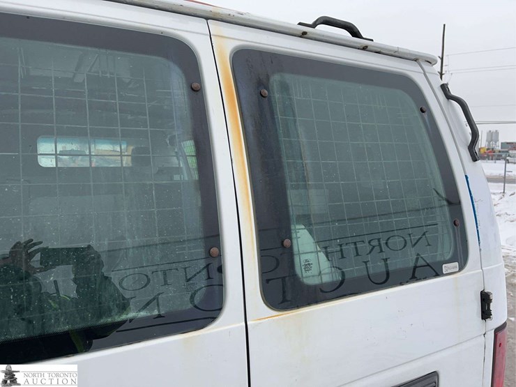 2011-ford-cargo-image-26