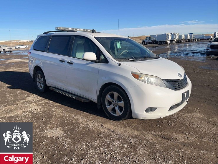 2013-toyota-sienna-image-7