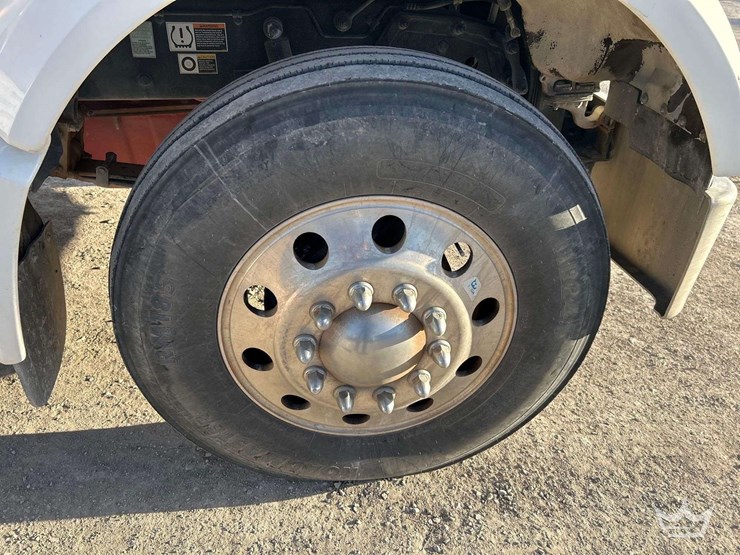 2017-peterbilt-567-image-28