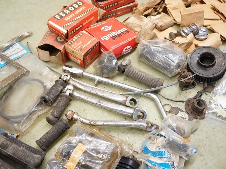 british---triumph-bsa-norton-miscellaneous-parts-lot-image-4