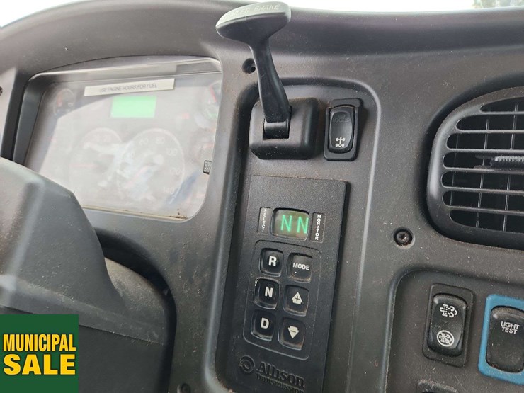 2016-freightliner-m2-106-image-19