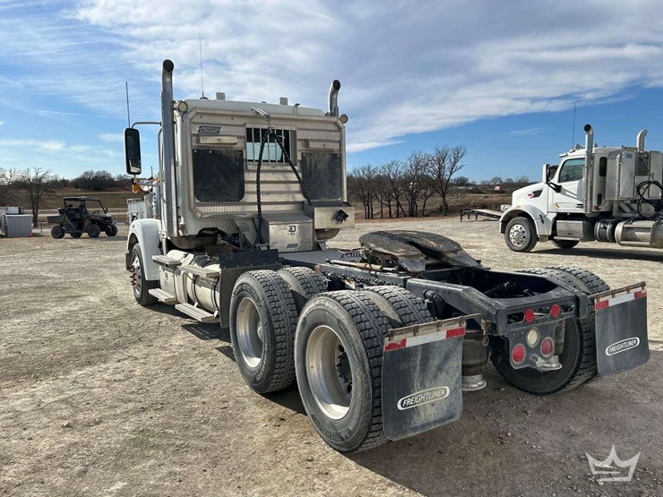 2015-freightliner-122sd-image-2