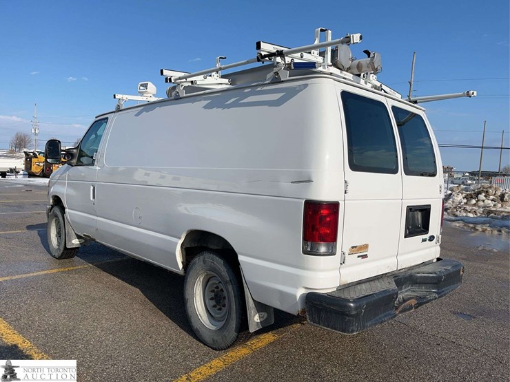 2013-ford-cargo-image-6