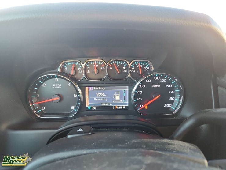 2015-chevrolet-suburban-image-16