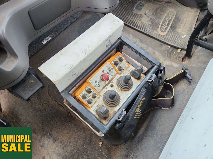 2016-freightliner-m2-106-image-21